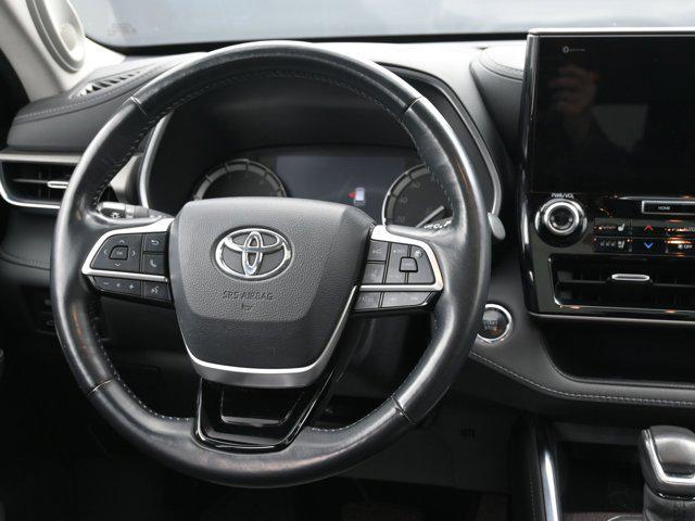 used 2022 Toyota Highlander car, priced at $33,584