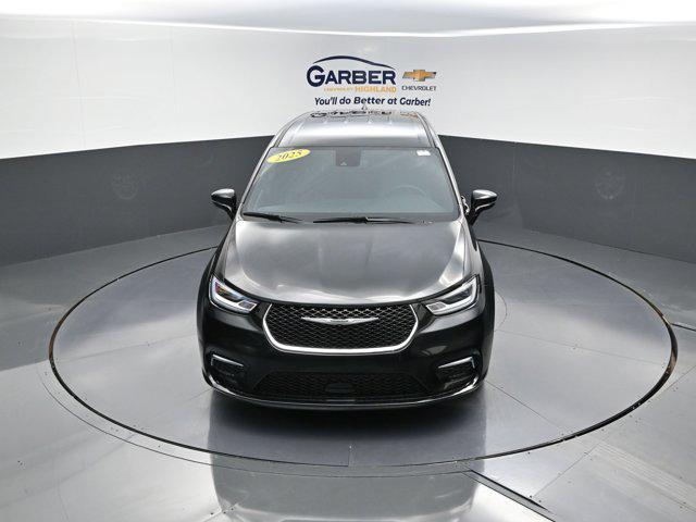 used 2025 Chrysler Pacifica car, priced at $31,230