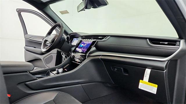 new 2025 Jeep Grand Cherokee car, priced at $41,054