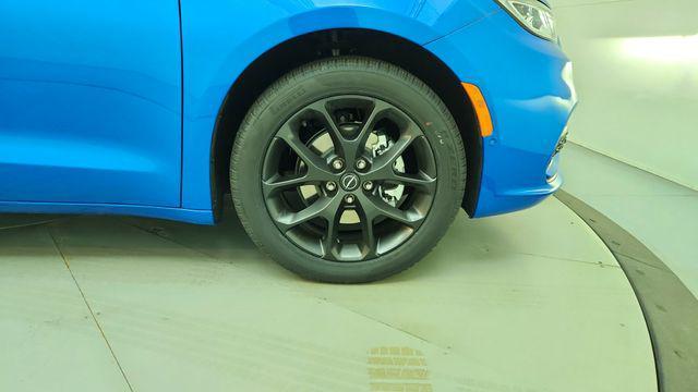 new 2026 Chrysler Pacifica car, priced at $43,252