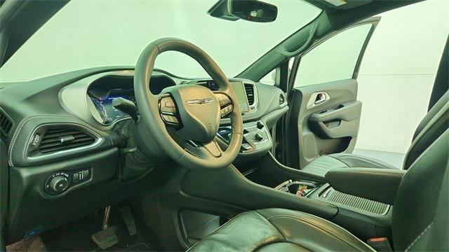 used 2025 Chrysler Pacifica car, priced at $35,638