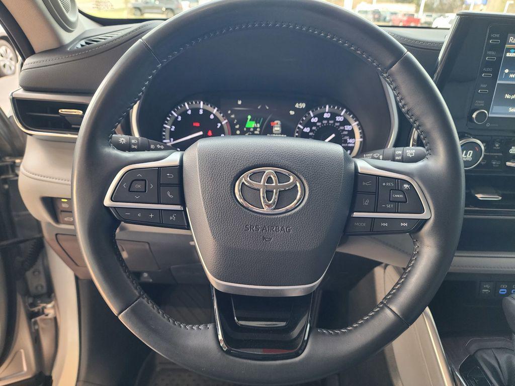 used 2022 Toyota Highlander car, priced at $33,995