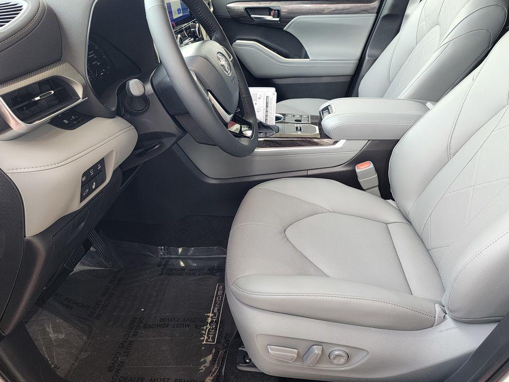 new 2026 Toyota Highlander Hybrid car, priced at $58,929