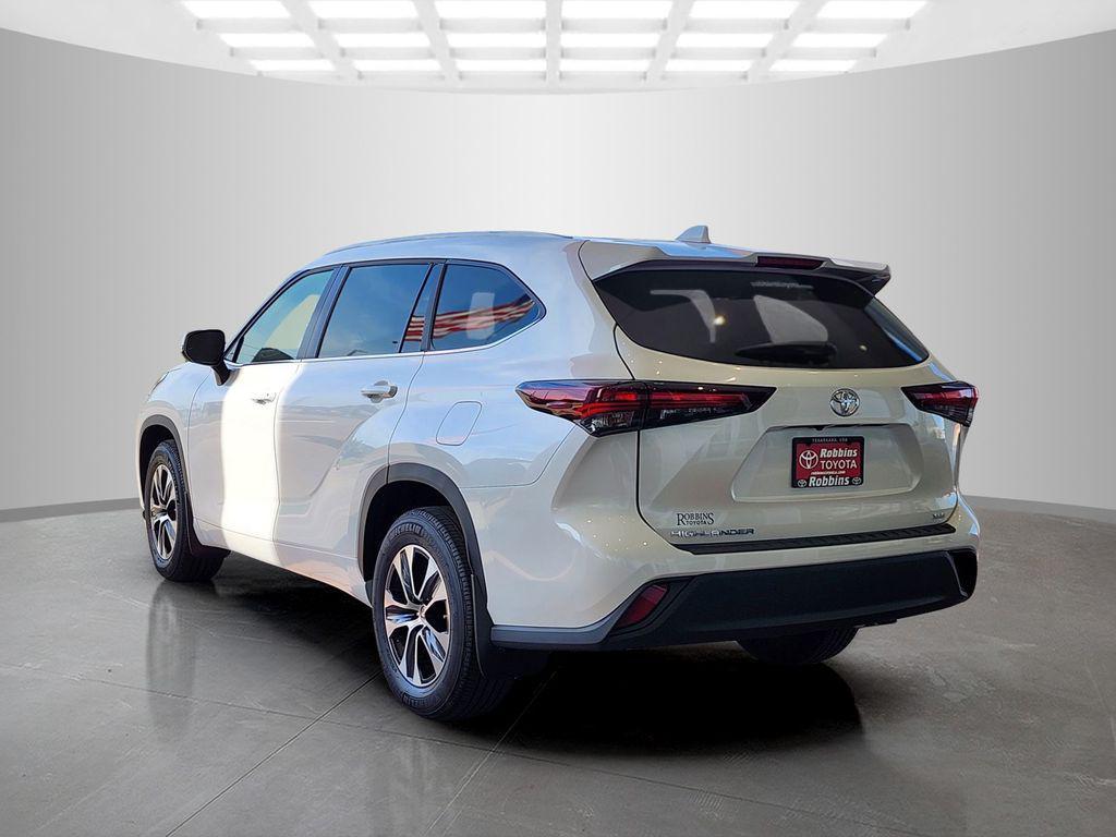 used 2025 Toyota Highlander car, priced at $43,997