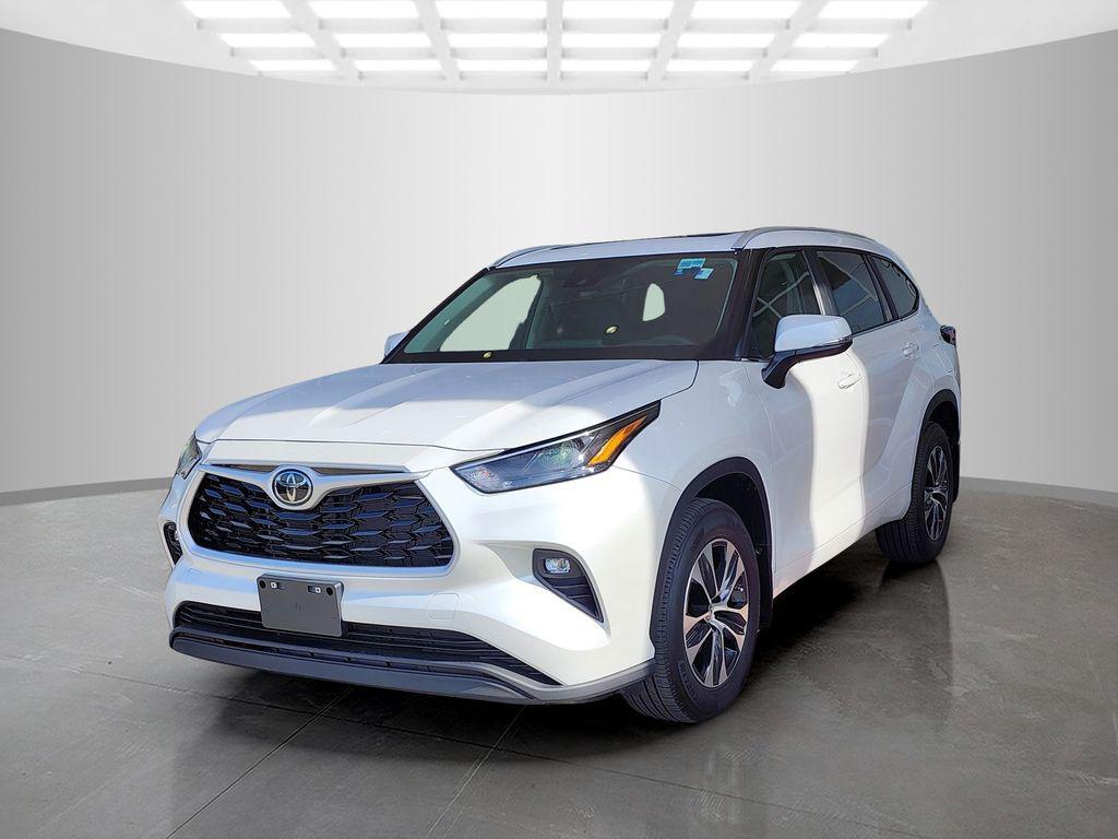 used 2025 Toyota Highlander car, priced at $43,997