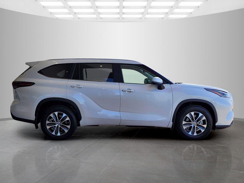used 2025 Toyota Highlander car, priced at $43,997