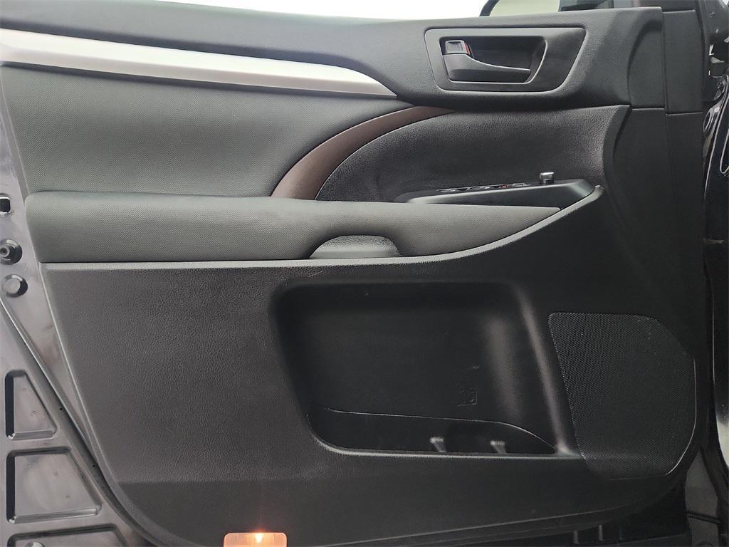 used 2019 Toyota Highlander car, priced at $22,400