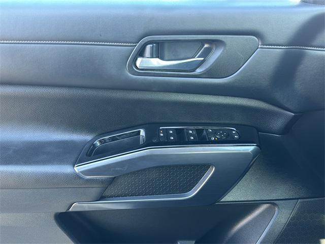 Pearl White Tricoat 2023 Nissan Pathfinder SL 4WD