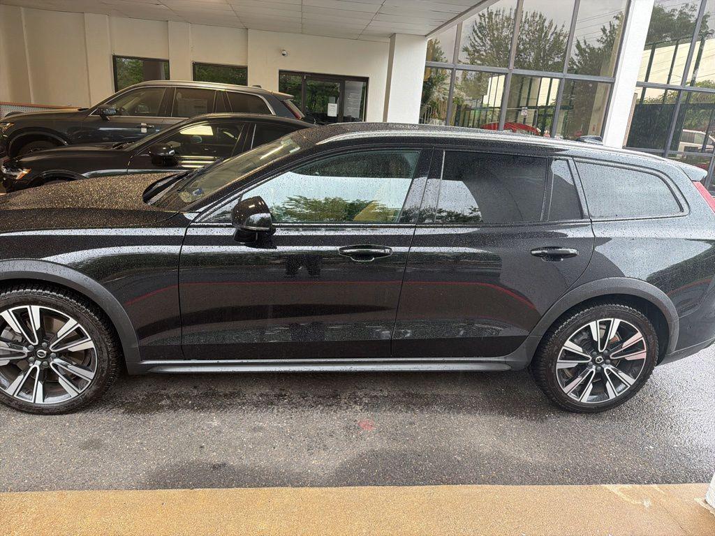used 2020 Volvo V60 Cross Country car, priced at $26,889