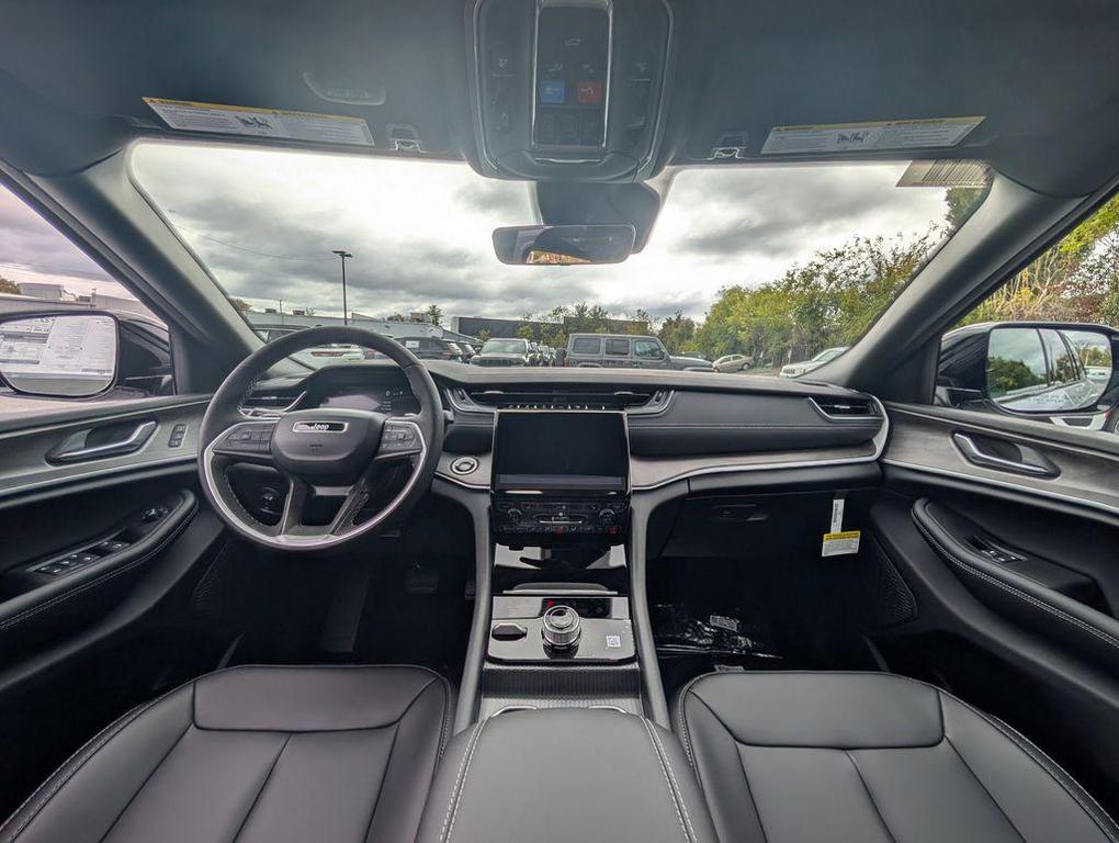 new 2025 Jeep Grand Cherokee car, priced at $40,208