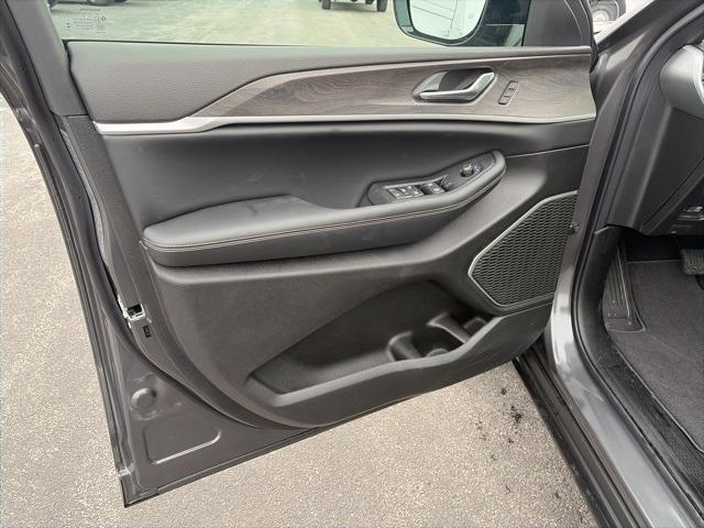 new 2026 Jeep Grand Cherokee car, priced at $48,300