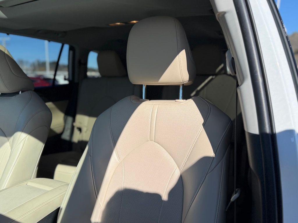 used 2023 Toyota Highlander car, priced at $38,450