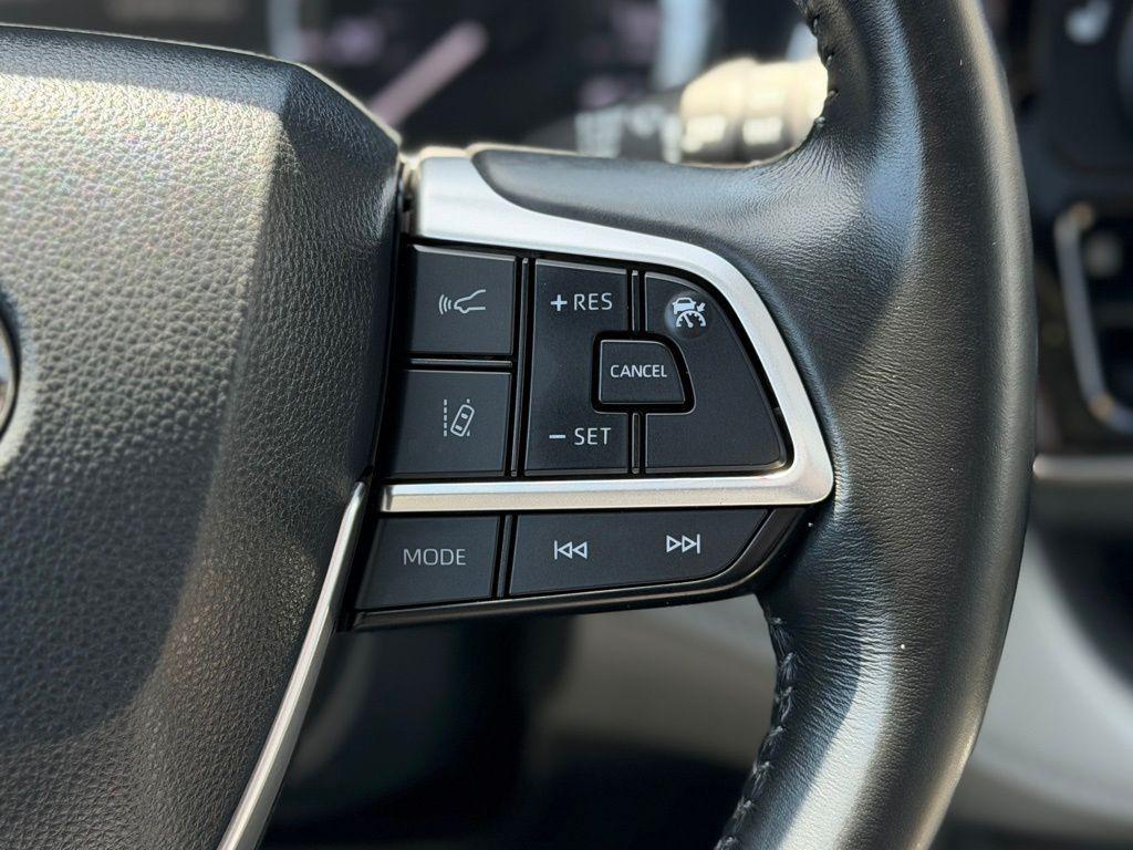 used 2023 Toyota Highlander car, priced at $36,159