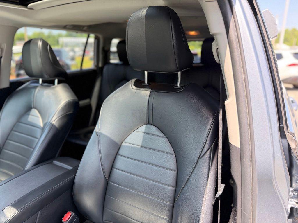 used 2022 Toyota Highlander car, priced at $32,628