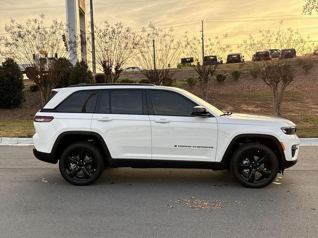 new 2025 Jeep Grand Cherokee car, priced at $43,797