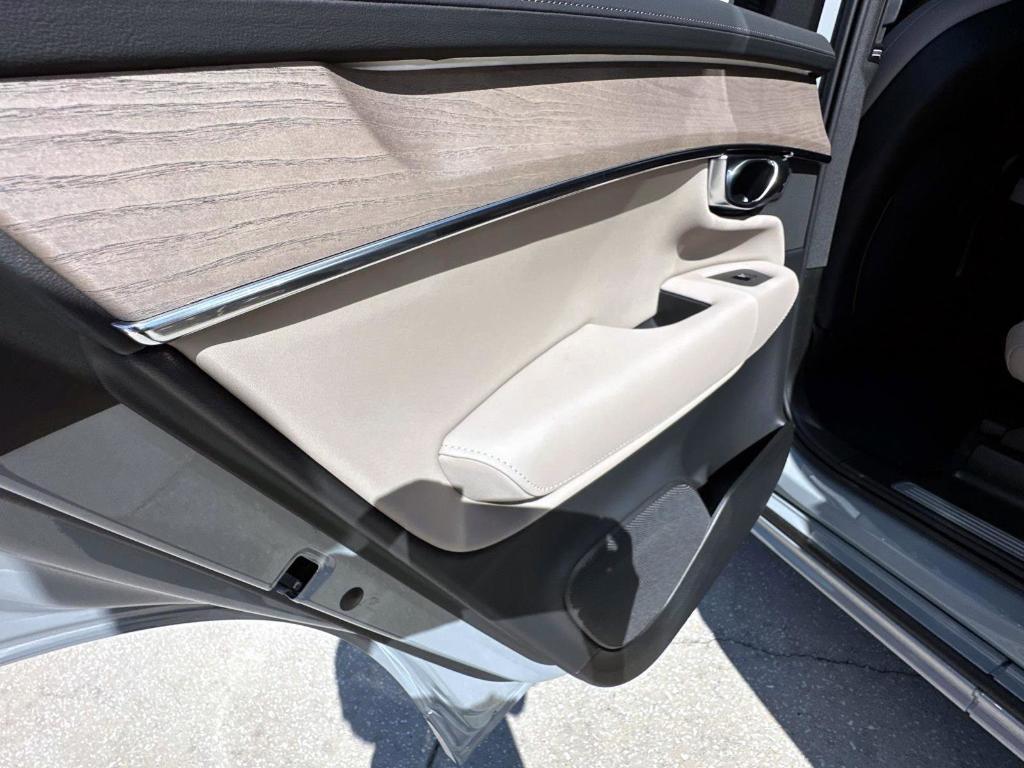 new 2025 Volvo XC90 Plug-In Hybrid car, priced at $69,995