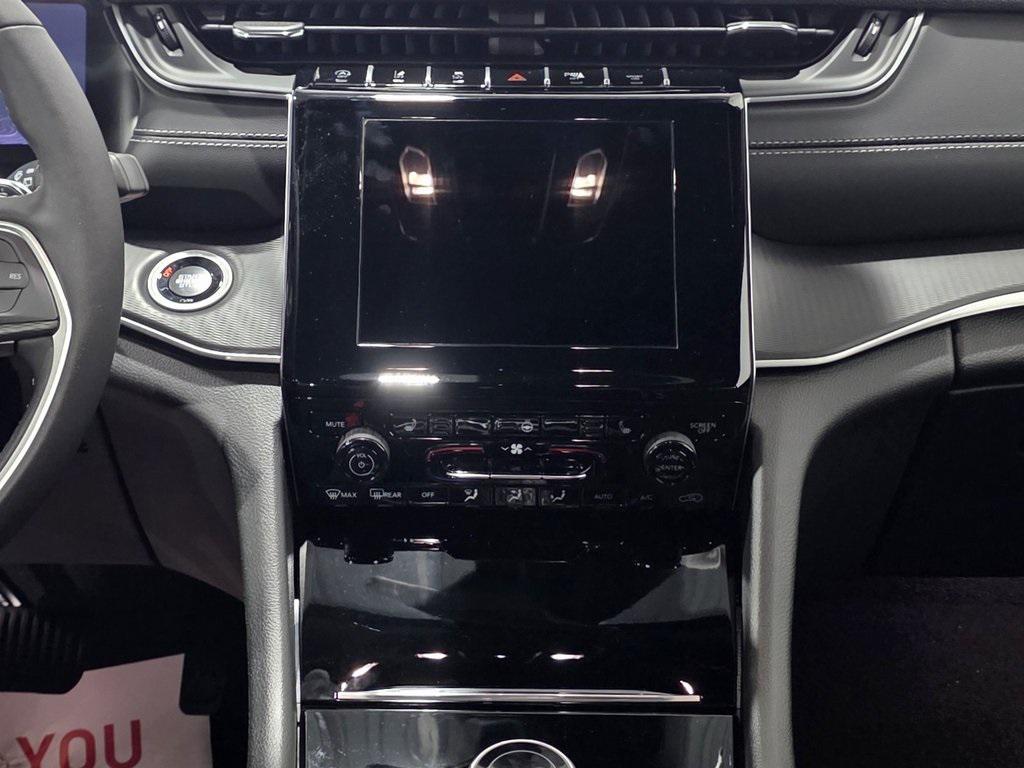 new 2025 Jeep Grand Cherokee car, priced at $40,243