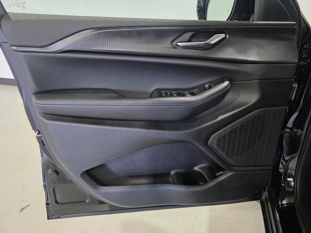 new 2025 Jeep Grand Cherokee car, priced at $40,243