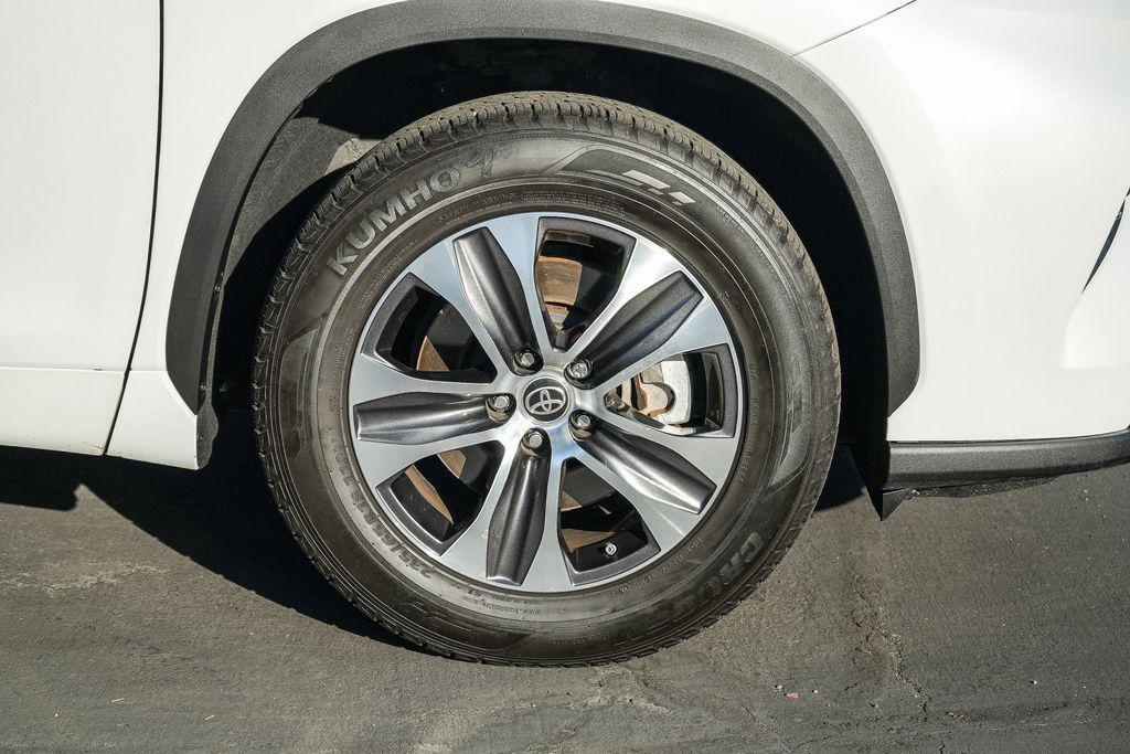 used 2022 Toyota Highlander car, priced at $32,415