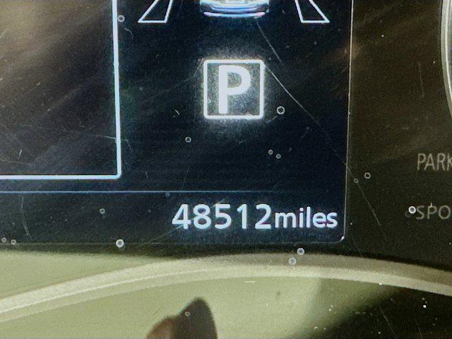 2023 Aspen White Tricoat/Super Black Nissan Kicks