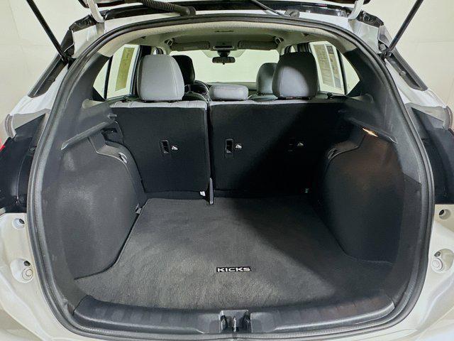 2023 Aspen White Tricoat/Super Black Nissan Kicks