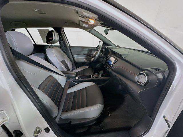 2023 Aspen White Tricoat/Super Black Nissan Kicks