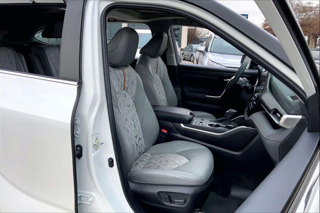 used 2023 Toyota Highlander Hybrid car, priced at $34,707