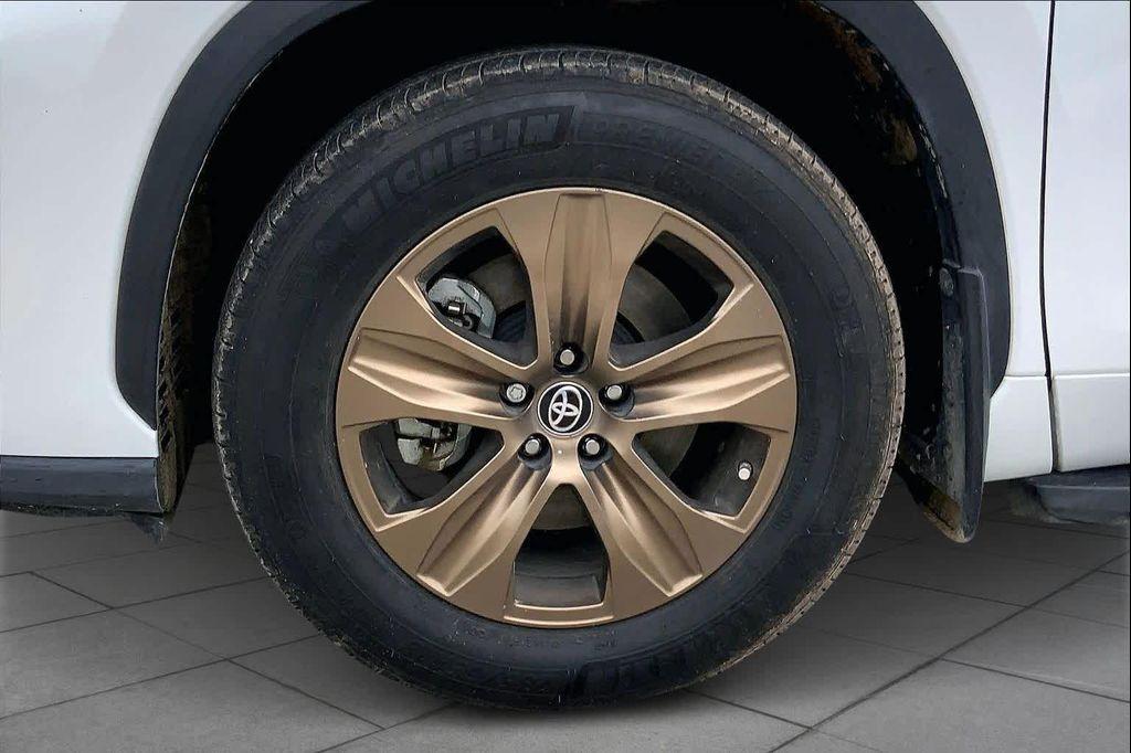 used 2023 Toyota Highlander Hybrid car, priced at $34,707