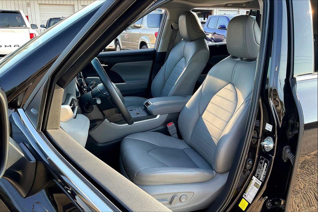 used 2022 Toyota Highlander car, priced at $31,776