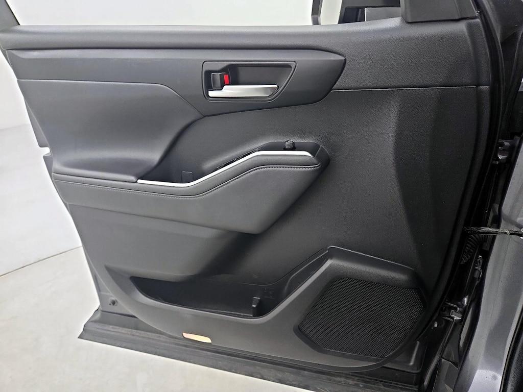 used 2022 Toyota Highlander car, priced at $33,998