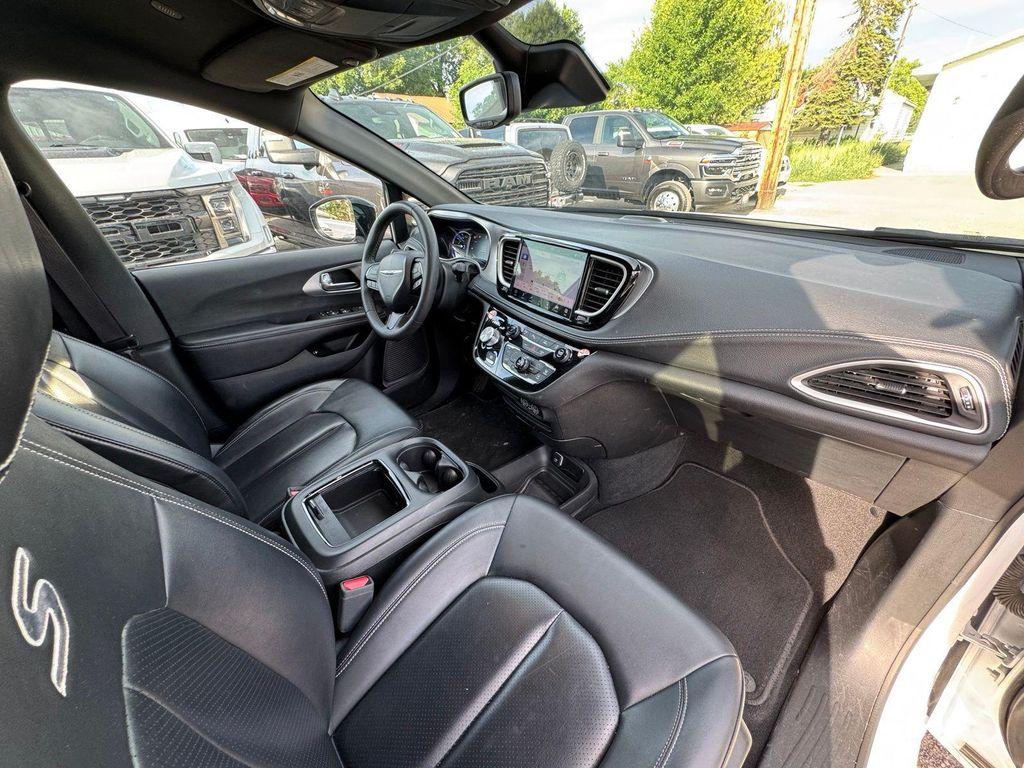 used 2024 Chrysler Pacifica Hybrid car, priced at $31,999