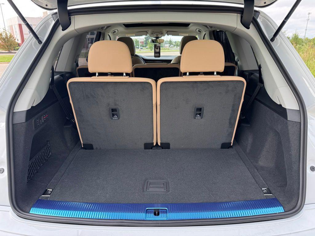 new 2025 Audi Q7 car, priced at $68,259
