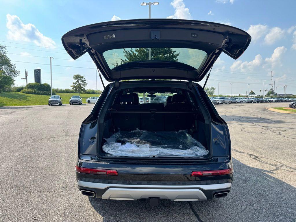 new 2025 Audi Q7 car, priced at $68,137