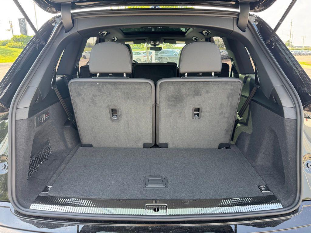 new 2025 Audi Q7 car, priced at $68,137