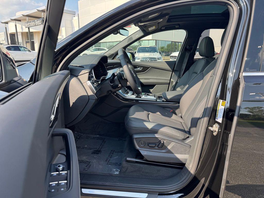 new 2025 Audi Q7 car, priced at $68,137