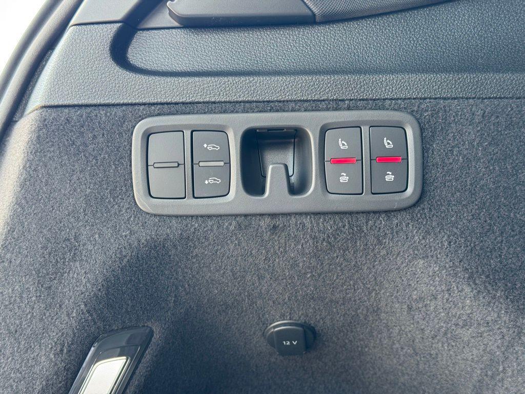 new 2025 Audi Q7 car, priced at $68,137