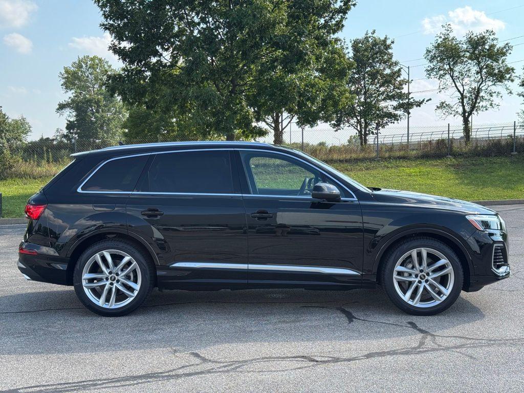new 2025 Audi Q7 car, priced at $68,137