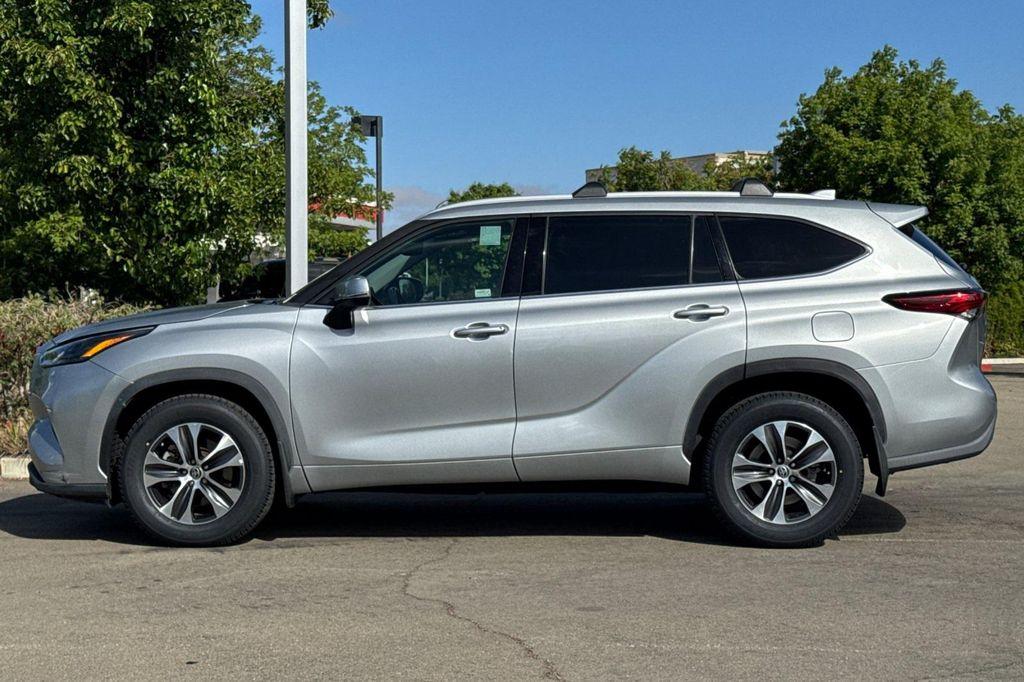 used 2022 Toyota Highlander car, priced at $29,698
