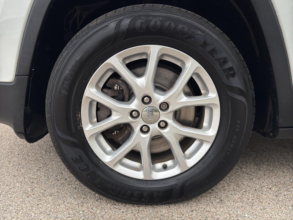 used 2015 Jeep Cherokee car, priced at $14,990