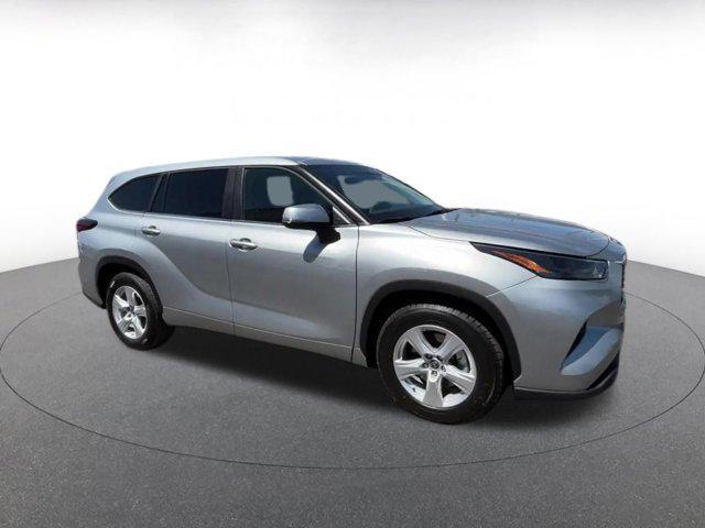 used 2025 Toyota Highlander car, priced at $34,698