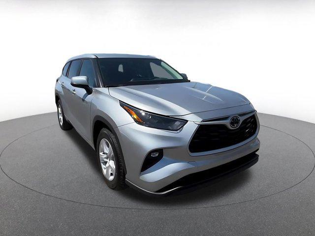 used 2025 Toyota Highlander car, priced at $34,698