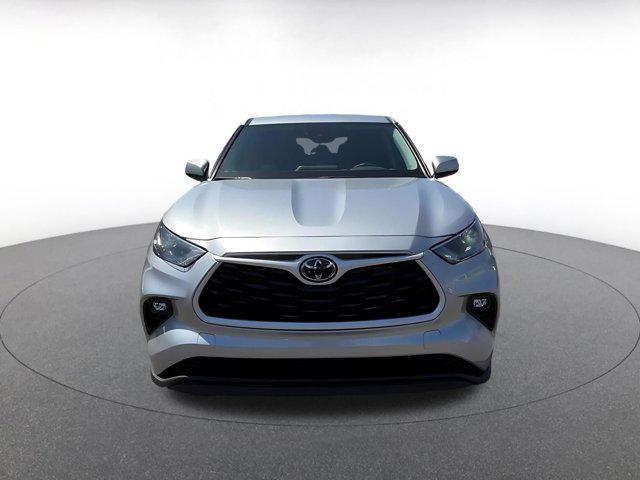 used 2025 Toyota Highlander car, priced at $34,698