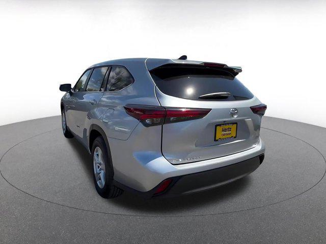 used 2025 Toyota Highlander car, priced at $34,698