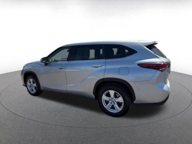 used 2025 Toyota Highlander car, priced at $34,698