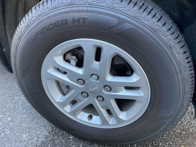 used 2024 Jeep Grand Cherokee car, priced at $26,047