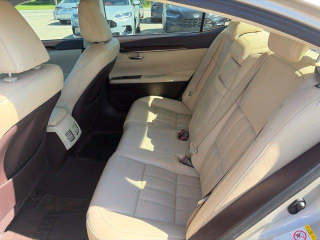 Lexus ES view 13