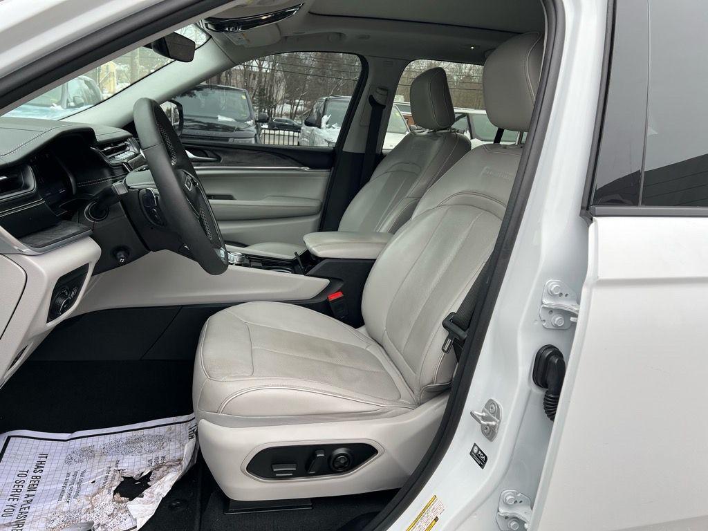 used 2023 Jeep Grand Cherokee car, priced at $31,986