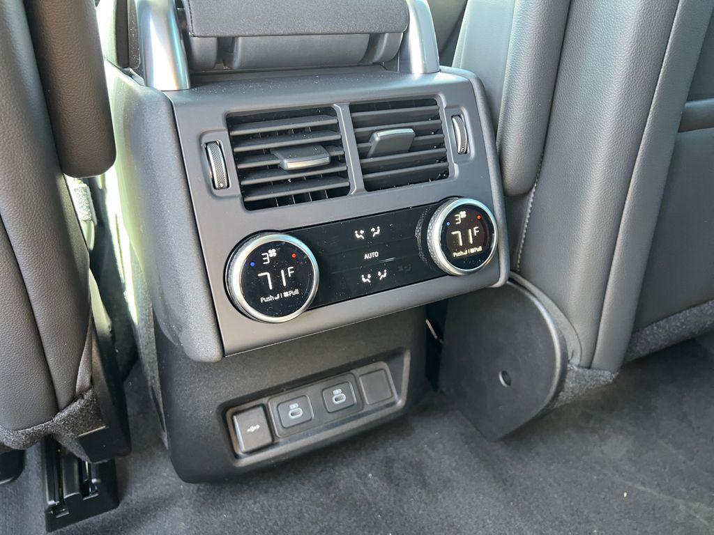 Land Rover Discovery view 24