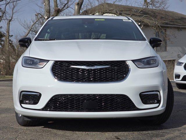 new 2026 Chrysler Pacifica car, priced at $45,438