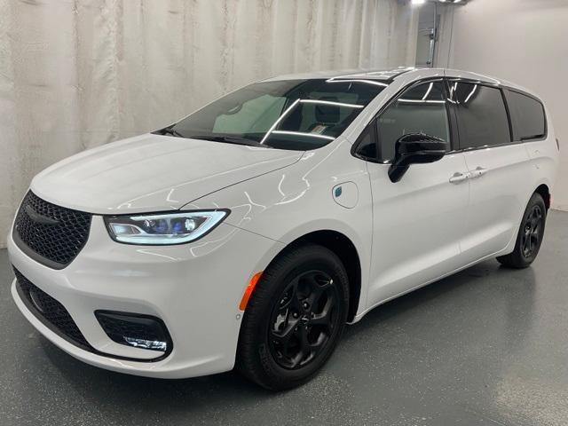 new 2024 Chrysler Pacifica Hybrid car, priced at $46,250